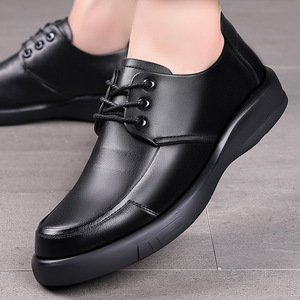 รองเท้าหนังวัวแท้บุรุษ แบบผูกเชือก หัวมน ระบายอากาศได้ดี เหมาะสำหรับใส่ทำงานหรือลำลอง ส้นเตี้ย พื้นยาง - Product Image 1
