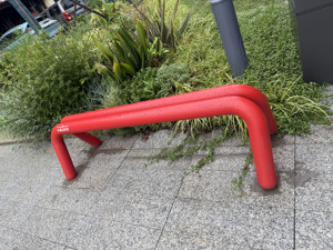 Panca <span class=keywords><strong>da</strong></span> <span class=keywords><strong>giardino</strong></span> moderna in metallo rosso per parco centro commerciale o scuola di <span class=keywords><strong>dimensioni</strong></span> Standard con stecche di riposo mobili <span class=keywords><strong>da</strong></span> esterno popolari - Product Image 2