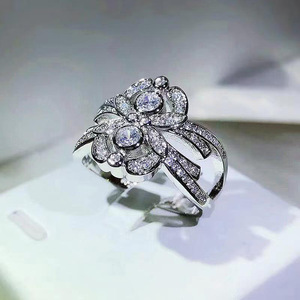 Anello Vintage con Design Floreale a Croce per Donne - Product Image 4