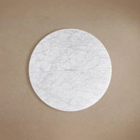 Table basse ronde surdimensionnée de prestige en marbre, base en chêne cannelé, plateau en pierre de Carrare, bureau central de luxe pour villa avec socle doré