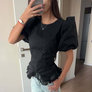 Nouvelle <span class=keywords><strong>chemise</strong></span> en dentelle à manches bouffantes pour <span class=keywords><strong>femme</strong></span>, style européen et américain 2026, avec laçage au dos et taille ajustée, design tendance - Product Image 3
