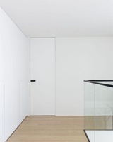 Porte intérieure minimaliste invisible, étanche, à ouverture latérale, avec cadre en aluminium et placage en PVC WPC pour maison moderne