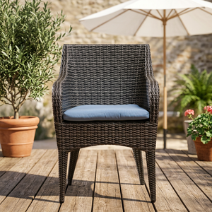 Chaise de jardin contemporaine en osier avec coussin bleu, pieds coniques, design minimaliste pour villa et parc, mobilier d'extérieur - Product Image 2