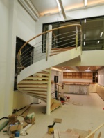 Escalier hélicoïdal moderne en métal pour villa, appartement, cuisine, extérieur, facile à installer, durable, avec marches en acier et bois
