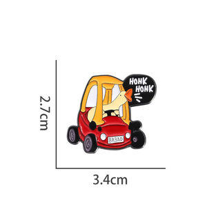 دبوس مينا على شكل بطة كرتونية مضحكة تقود جرارًا |   دبوس معدني إبداعي بتصميم أنمي |   الجملة: ملابس وإكسسوارات ياقة الملابس بالجملة - Product Image 4