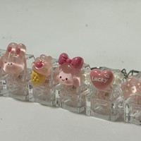 Keycap de clavier mécanique transparent avec motif de fille de dessin animé mignonne et nœud rose, porte-clés et breloques de sac