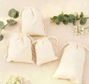 ถุงผ้าฝ้ายมัสลินแบบมีเชือกผูก พร้อมริบบิ้น สำหรับใส่ของขวัญหรือบรรจุภัณฑ์  รับทำโลโก้ตามสั่ง - Product Image 4