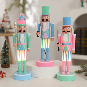Vente en gros de soldats casse-noisettes en plastique illuminés par LED, 28 cm, couleurs macaron assorties, décoration de bureau de Noël, cadeau de fête - Product Image 1