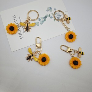Vente en gros de porte-clés motivation tournesol et abeille accessoires de sac pour femmes petits cadeaux - Product Image 2