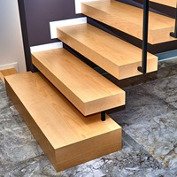 Escalier flottant moderne en bois éclairé par LED avec panneaux en métal durable et en verre trempé Design minimaliste et intelligent pour hôtels