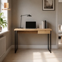Table de bureau scandinave bicolore effet chêne avec base en métal industriel, pieds en métal et patins à roulettes, finition bois naturel