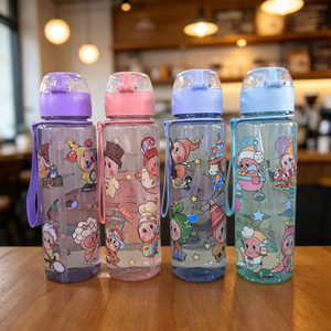 ขวดน้ำพลาสติกลายการ์ตูนสีสันสดใสน่ารัก พร้อมหลอดและเชือกพกพาสะดวกสำหรับเด็กๆ พกไปโรงเรียน ความจุ 700 มล. - Product Image 4
