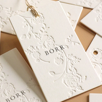 Étiquettes de vêtements personnalisées écologiques en gros avec technologie de gaufrage papier, impression de luxe et étiquettes oscillantes tendance