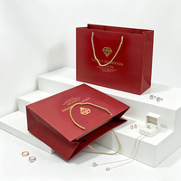 Sac cadeau de luxe personnalisé pour bijoux, sac de shopping en papier rouge avec logo doré estampé à chaud pour l'emballage de bijoux en diamant pour boutique