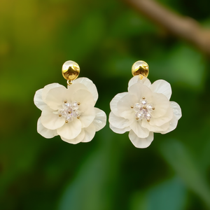 Pendientes de Moda con Diseño de Flor Blanca, Acero Inoxidable 316L, Baño de Oro PVD, Resistentes y Sostenibles - Product Image 3