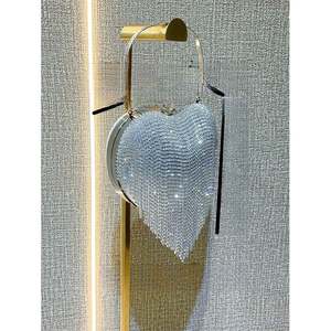 حقيبة يد نسائية على شكل قلب مرصعة بالأحجار الكريمة للسهرات والحفلات، حقيبة يد ذهبية مزينة بالكريستال - Product Image 2