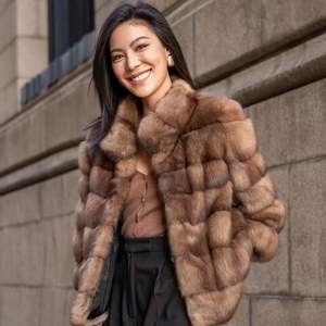 <span class=keywords><strong>Cappotto</strong></span> Personalizzato all'Ingrosso in Vera Pelliccia di Visone e Zibellino, Lussuoso, Soffice ed Elegante, Modello Corto Classico con <span class=keywords><strong>Collo</strong></span> Alto da Donna - Product Image 2