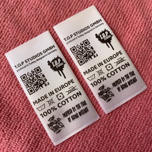 Loop Fold <span class=keywords><strong>Double</strong></span> Sides Código QR Etiqueta de tela satinada, serigrafía Satén brillante Etiqueta de ropa para bolsos - Product Image 4