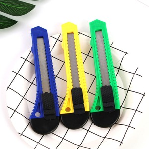 Cutter utilitaire rétractable en plastique <span class=keywords><strong>4</strong></span> <span class=keywords><strong>couleurs</strong></span>, lame de 18 mm à rupture rapide, léger, pour la maison, le bureau et l'école - Product Image 4