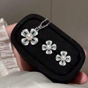 Conjunto de Collar de Perlas Naturales de Agua Dulce de 5-7 mm, Chapado en Rodio, de Dos Piezas, con Trébol de Cuatro Hojas y Esmeralda, Estilo Japonés de Lujo Ligero y Moderno - Product Image 1