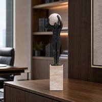 Sculpture de figurine moderne en alliage et marbre Evelyn Atlas tenant une sphère pour la décoration de maisons, bureaux et hôtels de luxe