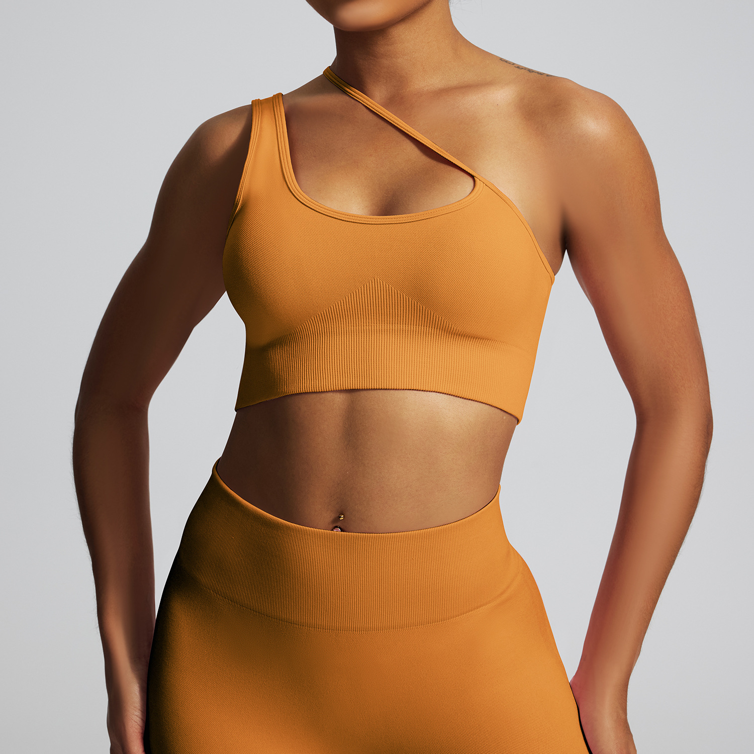 Soutien-gorge jaune à épaules dénudées et short jaune