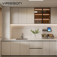 Ensemble complet de meubles de cuisine modulaires blancs avec construction en marbre et panneaux de particules, design moderne, paniers de rangement