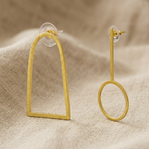 SOUMYA CREATIONS Boucles d'oreilles pendantes géométriques tressées dorées tendance pour femmes - Bijoux en laiton faits à la main du Rajasthan pour occasions festives - Product Image 3
