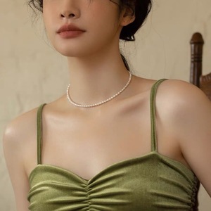 Collier à petites perles de style rétro français avec perles d'eau douce naturelles, collier de clavicule au tempérament léger et luxueux pour femmes - Product Image 3