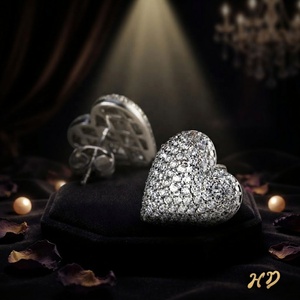 Boucles d'oreilles clous cœur pour femme, entièrement pavées de zircone cubique, plaquées rhodium, scintillantes, pour le quotidien, les rendez-vous, les banquets et les soirées, tendance - Product Image 1