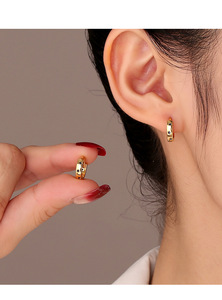 Pendientes de Aro Pequeños de Latón Chapado en Oro con Diseño de Estrella Geométrica y Circonita, Joyería de Moda Unisex para Regalo - Product Image 3