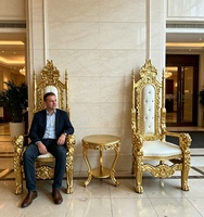 En gros, Ensemble de chaises de pédicure dorées à dossier haut, de trônes royaux pour mariés, de chaises d'hôtel et de table d'appoint pour la mariée et le marié