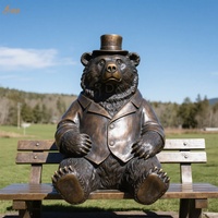 Grande statue d'animal en laiton moulé à la main en métal moderne personnalisé à vendre Sculpture d'ours gentry en bronze grandeur nature pour décor de paysage de parc