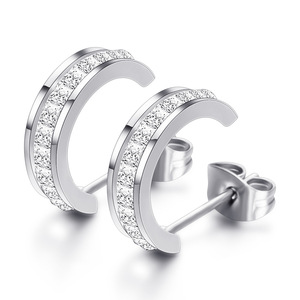 Boucles d'oreilles clous en acier plaqué or avec zircon incrusté en forme de C, sertissage canal, bijoux de mode pour soirée - Product Image 3