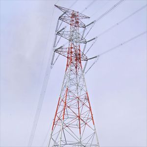 Tour en treillis galvanisée à 4 poteaux en acier cornière pour la transmission électrique avec peinture de signalisation aéronautique installée - Product Image 1