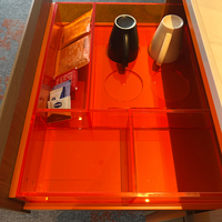Plateau de réception pratique en acrylique avec épaisseur personnalisable et service de découpe pour la gestion des cartes-clés, des stylos et des fournitures de hall d'accueil