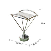 Table basse moderne en acier inoxydable avec rangement et design durable pour les espaces de vie compacts