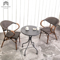 Ensemble de table et chaises en rotin pour restaurant, design moderne, non pliable, pour café et balcon, idéal pour les moments de détente