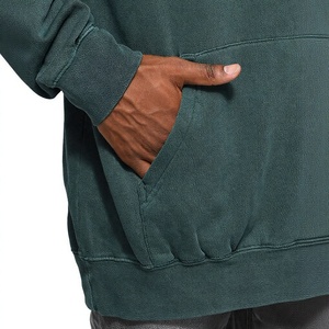 เสื้อฮู้ดผู้ชายสีเขียวเข้ม ผ้าฟลีซ 100% ผ้าฝ้าย สีพื้น แขนยาว ใส่ได้ในฤดูหนาว มีกระเป๋าหน้า - Product Image 4