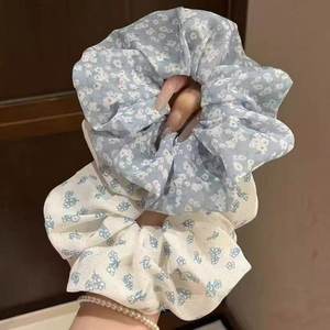 Chouchous à fleurs bleu-gris à motif marguerite frais, élastiques pour cheveux, accessoires pour queue de cheval pour femmes - Product Image 1