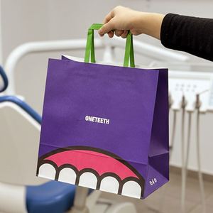 Sacs en papier kraft optique dentaire écologiques et recyclables personnalisés avec estampage, emballage cadeau en gros - Product Image 1