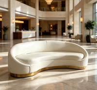 Canapé Chesterfield moderne de luxe léger à deux places, courbé, en velours blanc, avec base en acier inoxydable doré, pour salon, villa, hôtel