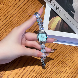 Reloj de Cuarzo Cuadrado de Lujo para Mujer con Brazalete de Zirconia Premium, Diseño de Hielo Fragmentado de Nicho, Moda Femenina - Product Image 4