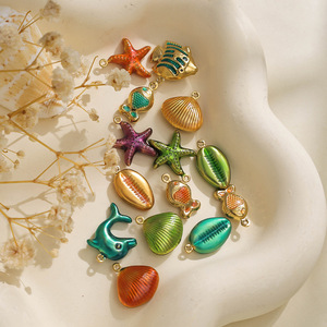 Surtido de Dijes Esmaltados con Motivos Marinos |   Colgantes de Acero Inoxidable Chapados en Oro PVD de 18K |   Conchas de Delfín y Estrella de Mar para la Creación de Joyería DIY - Product Image 3
