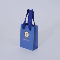 Sacs cadeaux en papier écologiques bleus de luxe avec logo personnalisé, poignées en ruban satiné, impression dorée pour la promotion, la vente au détail, les livres, les cosmétiques