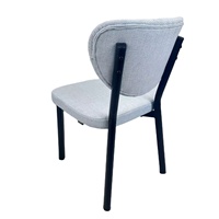 Chaise de salle à manger en tissu capitonné gris clair - Chaise à dossier incurvé avec pieds noirs pour les espaces de salle à manger modernes et aérés
