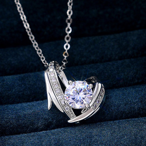 Collana con Ciondolo a Cuore per Donna, Elegante Catena in Tono Argento, Gioiello Romantico per Uso Quotidiano - Product Image 2