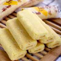 Gâteaux de riz cuit et craquelins aux grains en gros avec saveur de jaune d'œuf et de fromage, emballage en sachet