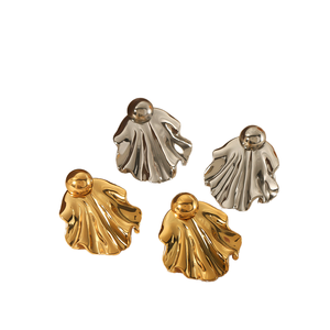 Pendientes de Botón con Flores Chapados en Oro, Joyería Artesanal de Latón para Mujer - Product Image 4