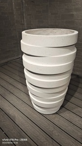 Maceta Moderna de Hormigón con Patrón Circular para Plantas de Jardín, Diseño Minimalista y Duradero para Uso en Exteriores - Product Image 6